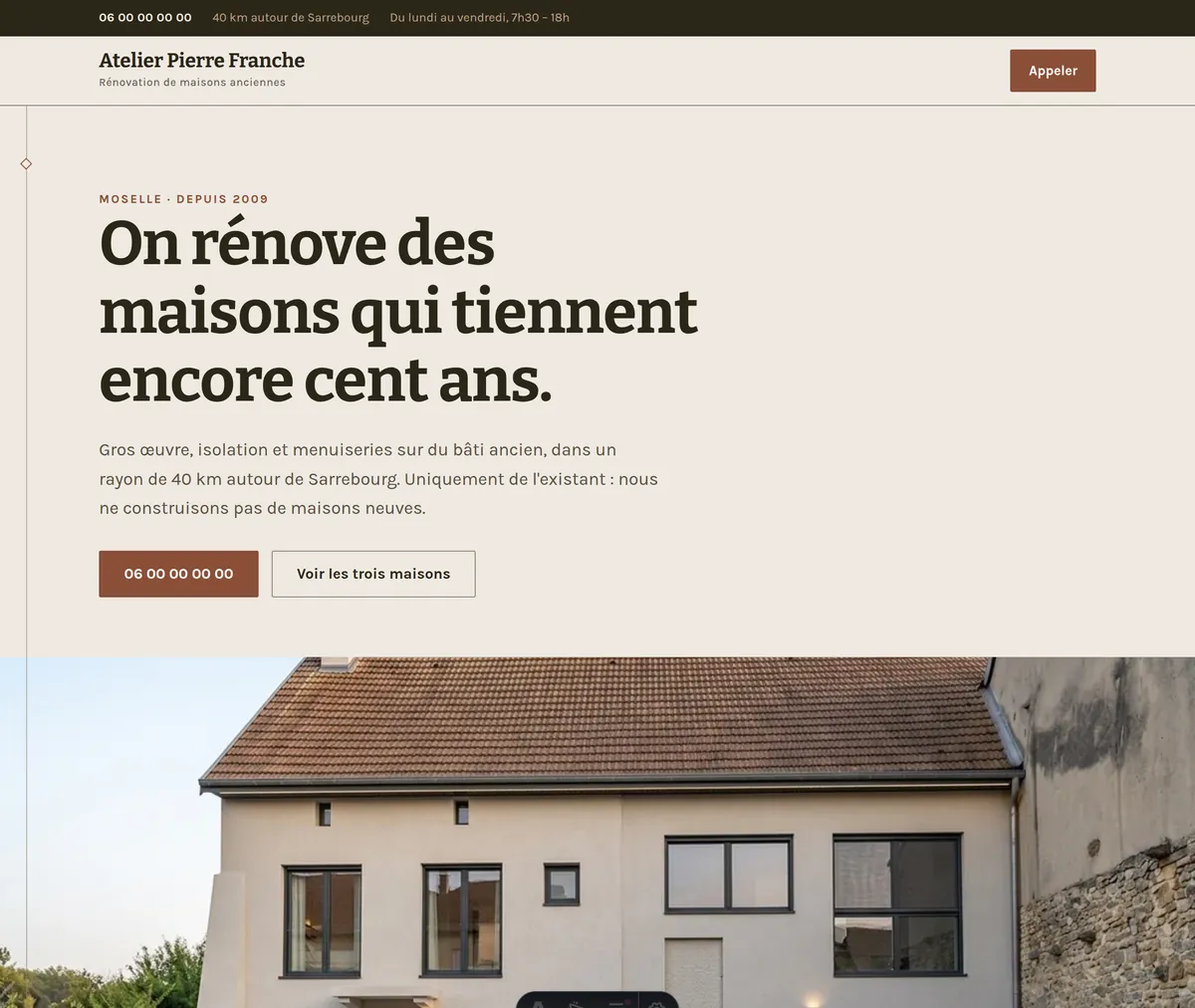 Haut de la page d'accueil de la démonstration bâtiment : titre en slab serif sur fond sable, et photographie d'une grange rénovée